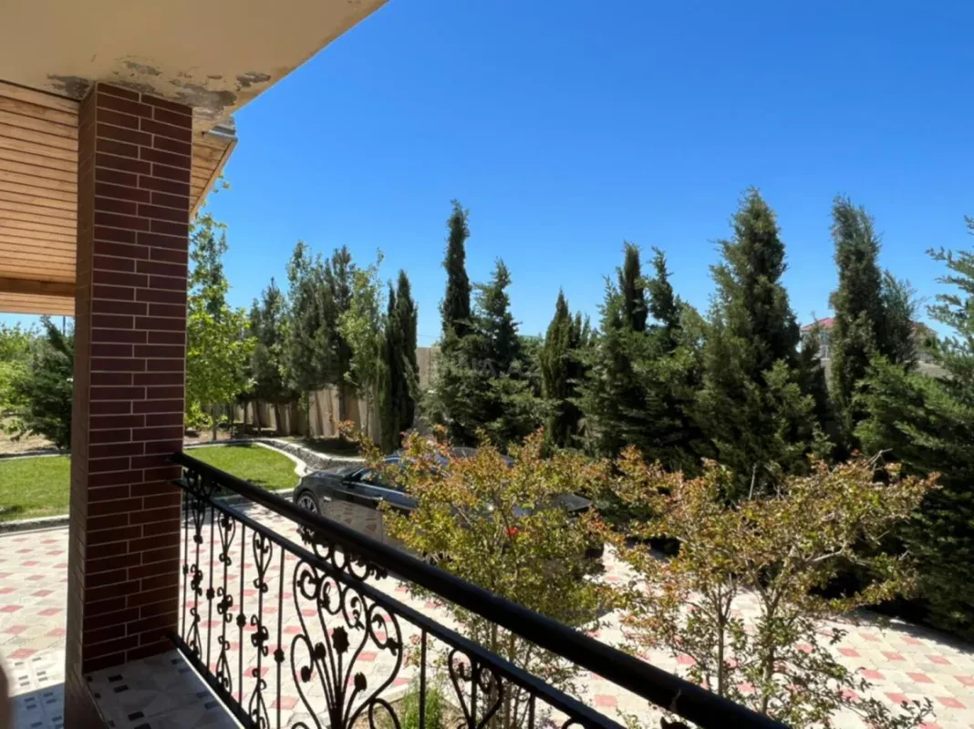 Satılır 8 otaqlı həyət evi 400 m²