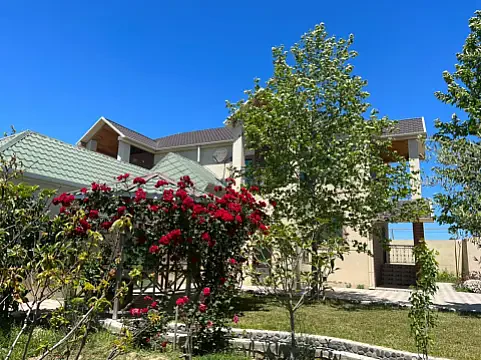 Satılır 8 otaqlı həyət evi 400 m²