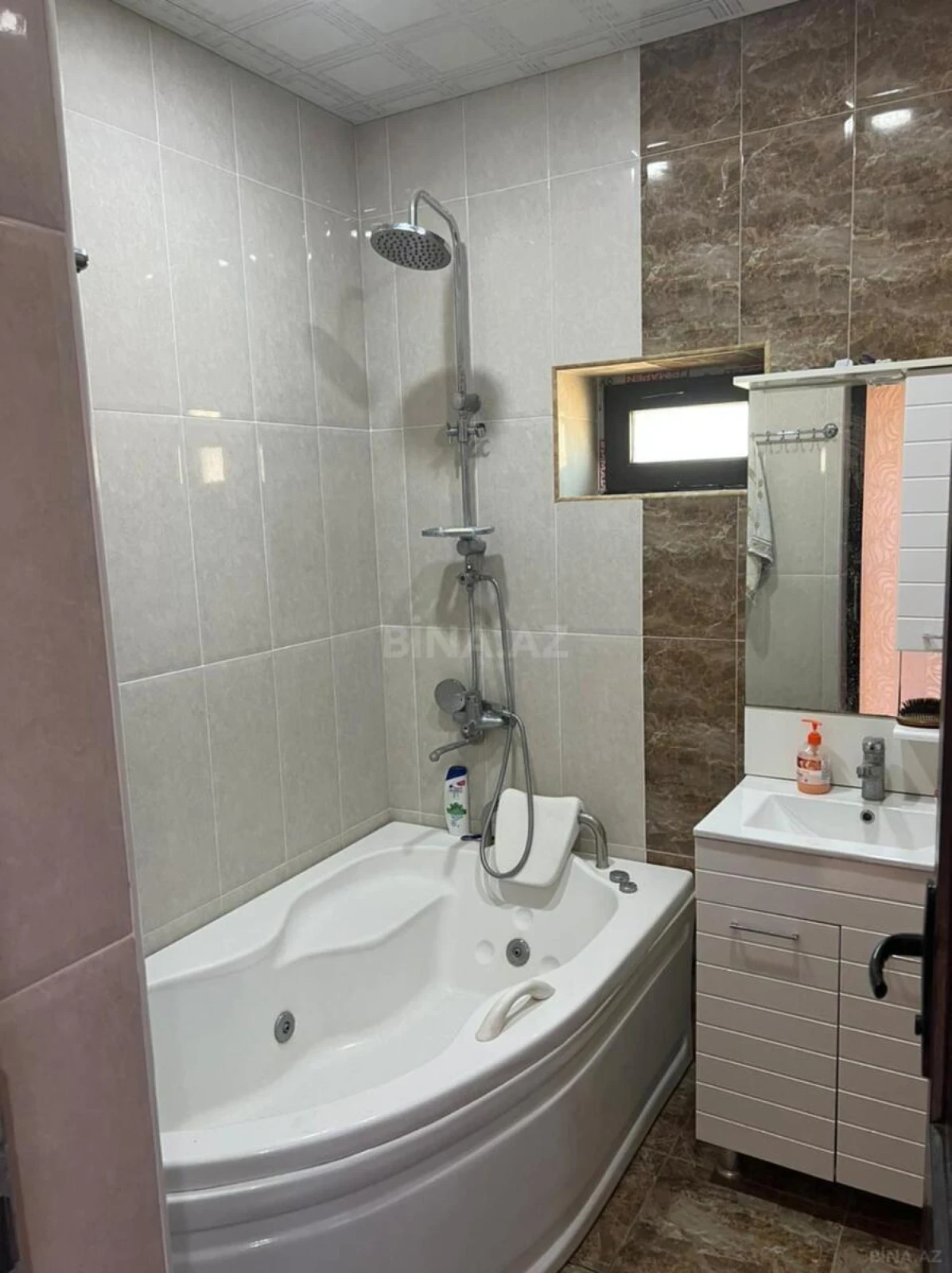 Satılır 8 otaqlı həyət evi 400 m²