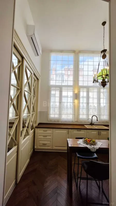 Kirayə verilir 2 otaqlı mənzil 115 m²