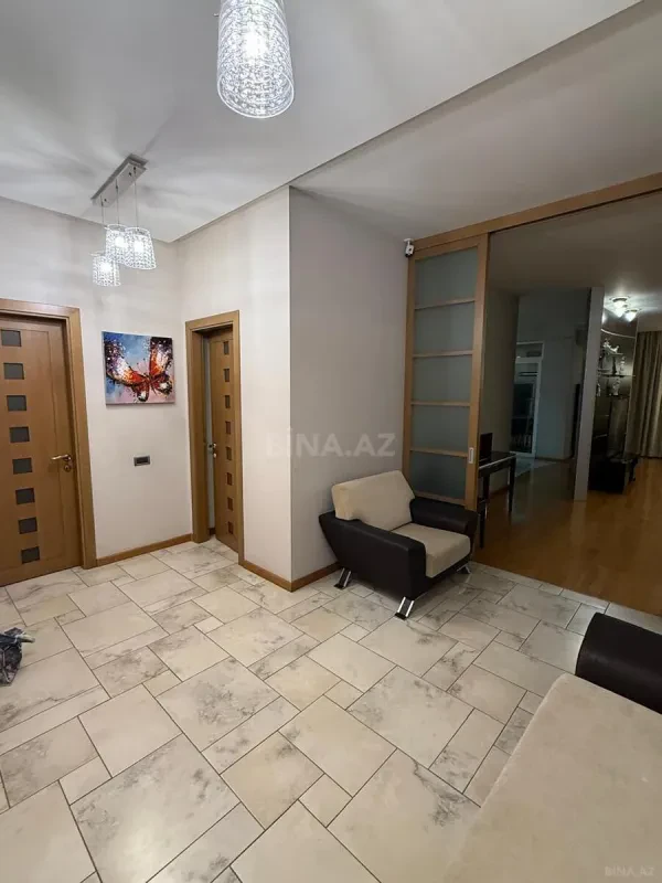 Satılır 4 otaqlı mənzil 200 m²