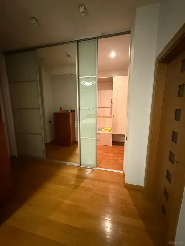 Satılır 4 otaqlı mənzil 200 m²