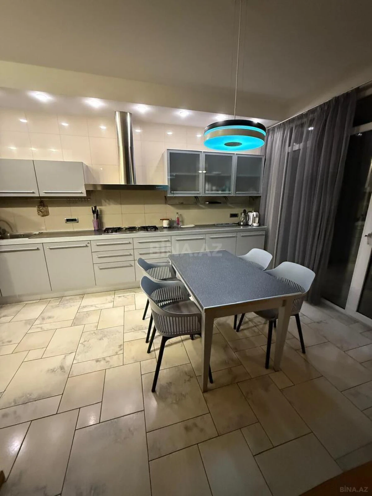 Satılır 4 otaqlı mənzil 200 m²