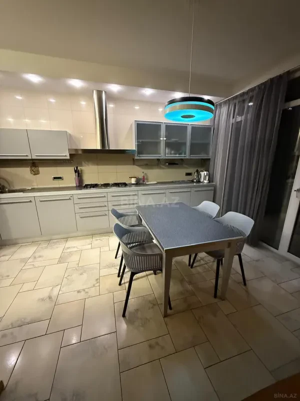 Satılır 4 otaqlı mənzil 200 m²