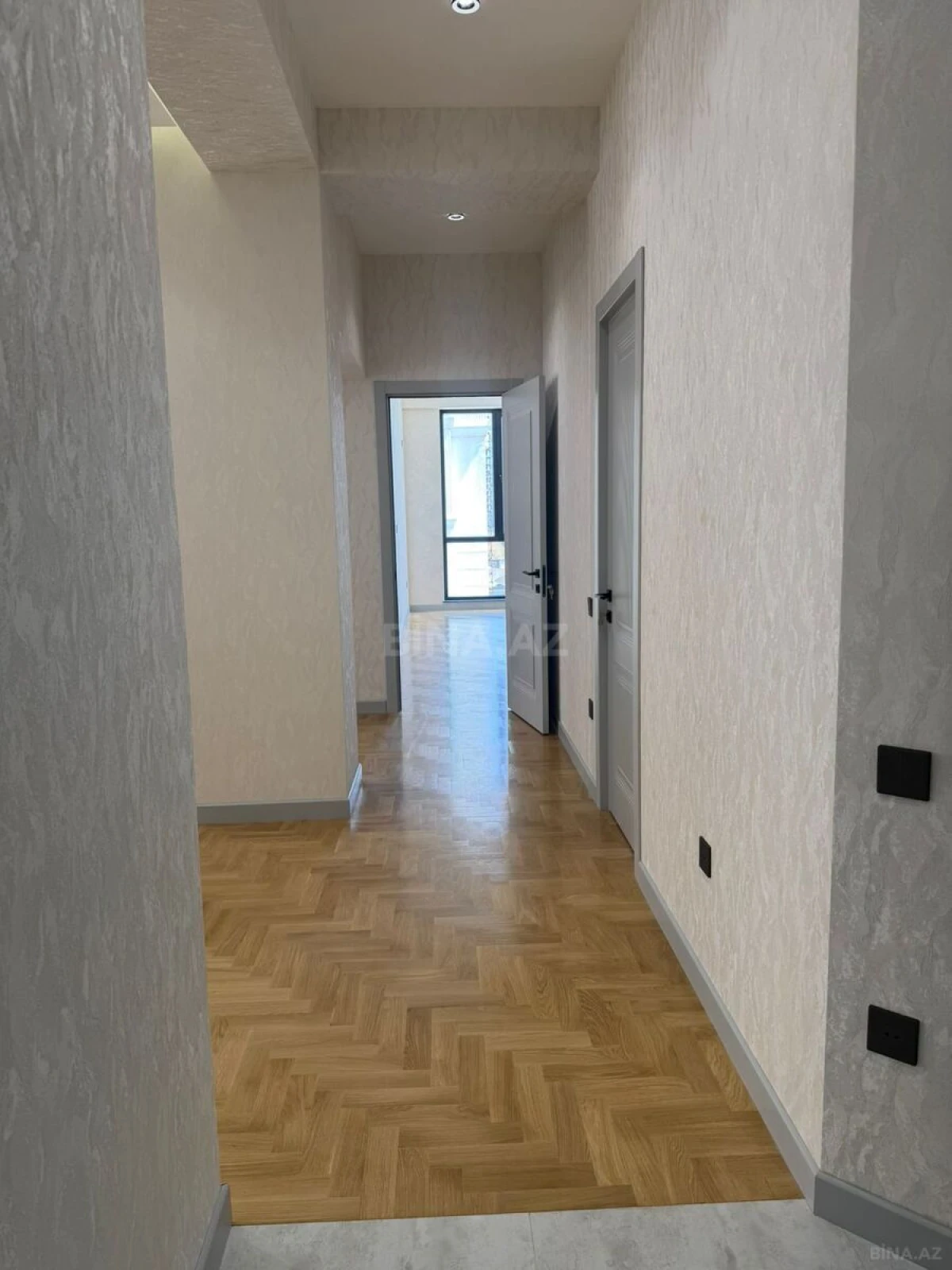 Satılır 4 otaqlı mənzil 120 m²