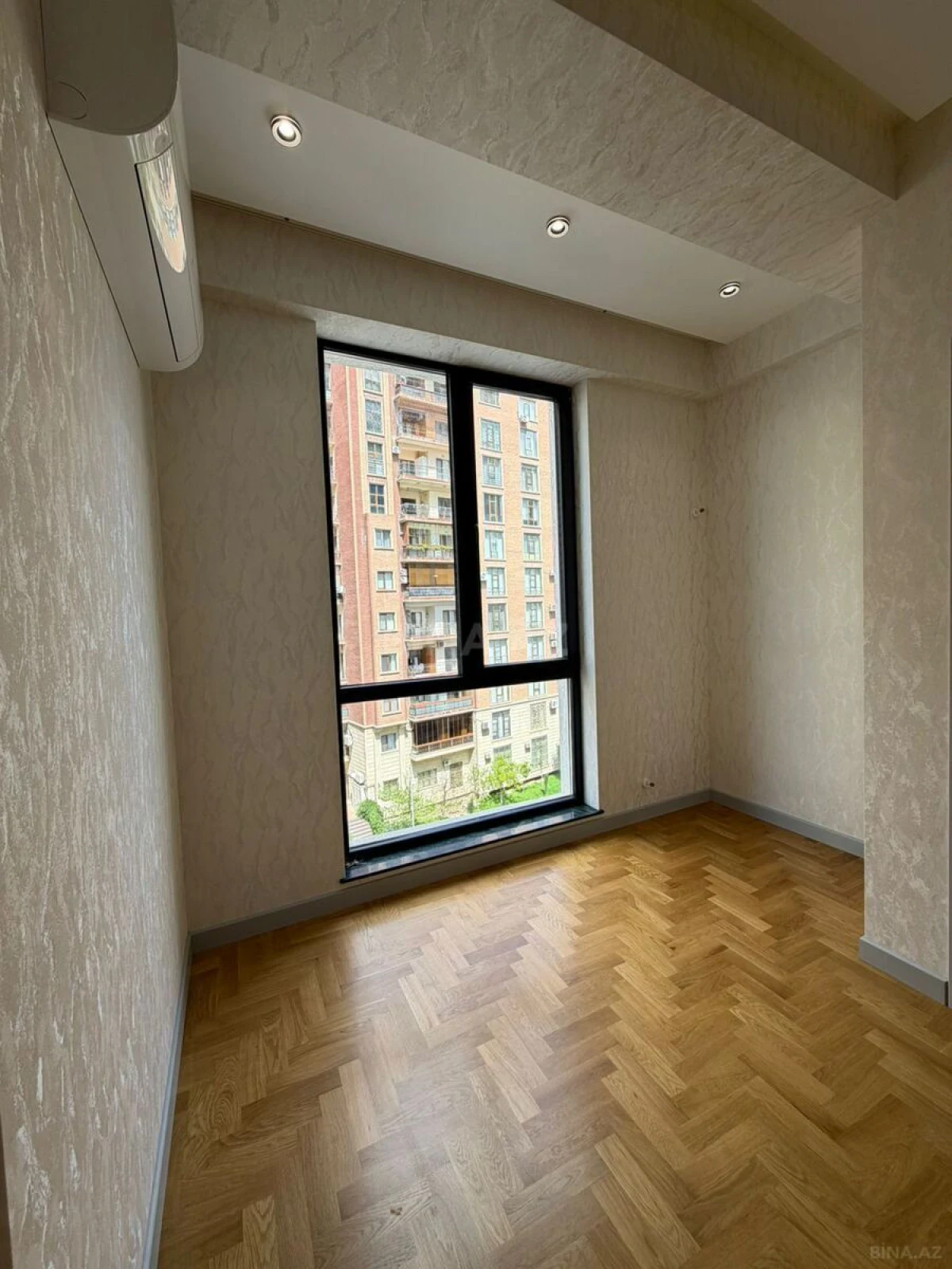 Satılır 4 otaqlı mənzil 120 m²