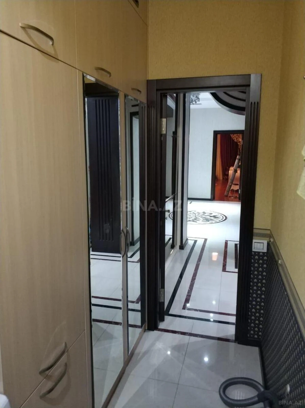 Kirayə verilir 4 otaqlı mənzil 195 m²