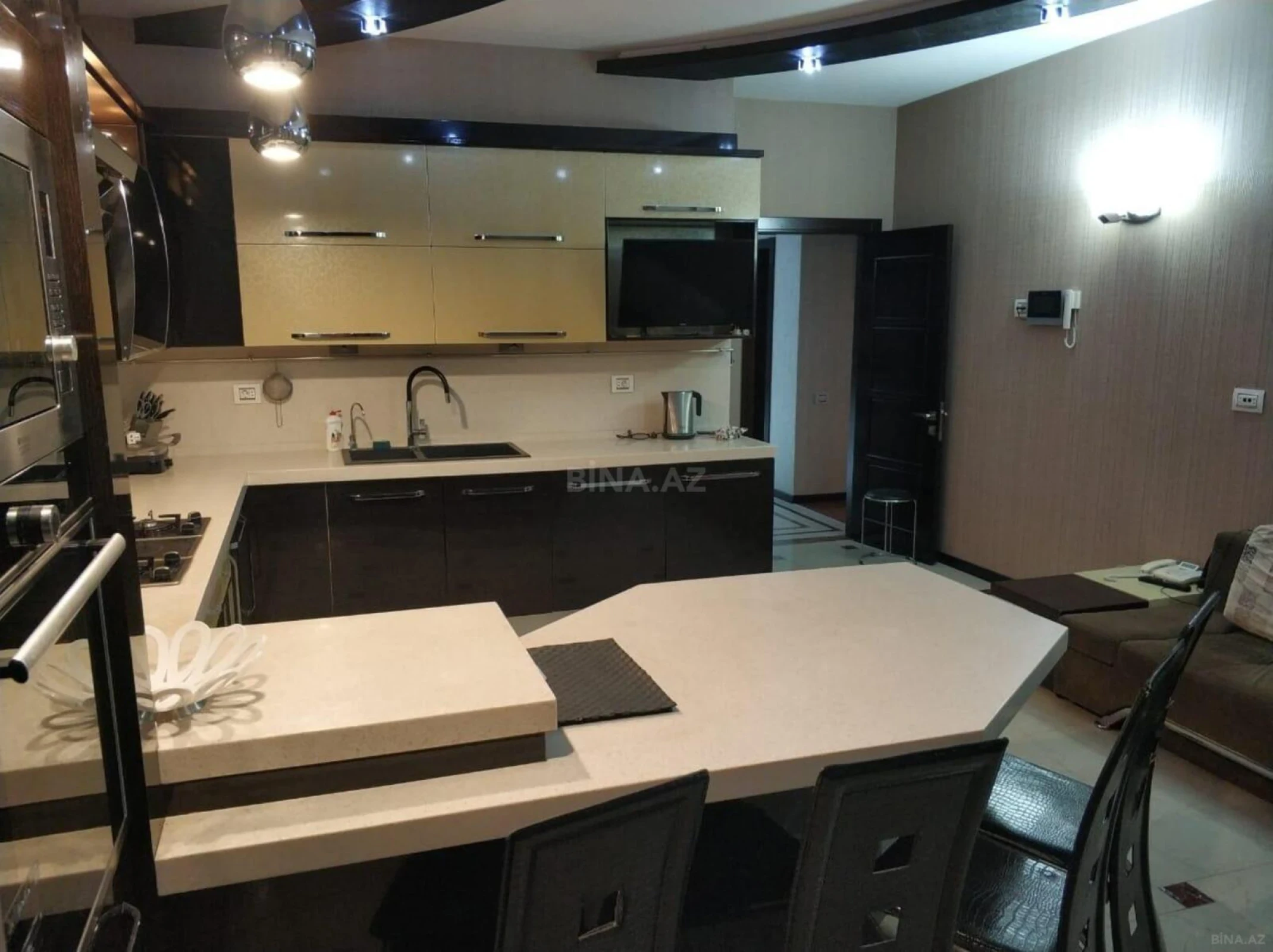 Kirayə verilir 4 otaqlı mənzil 195 m²