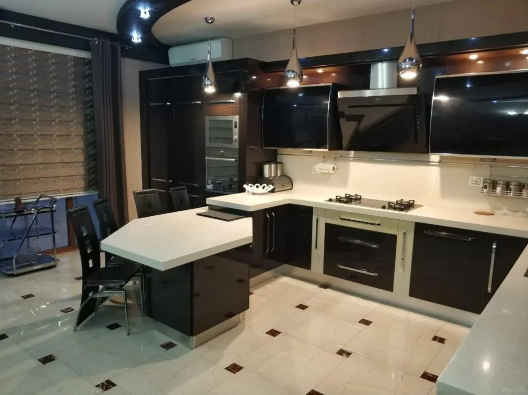 Kirayə verilir 4 otaqlı mənzil 195 m²