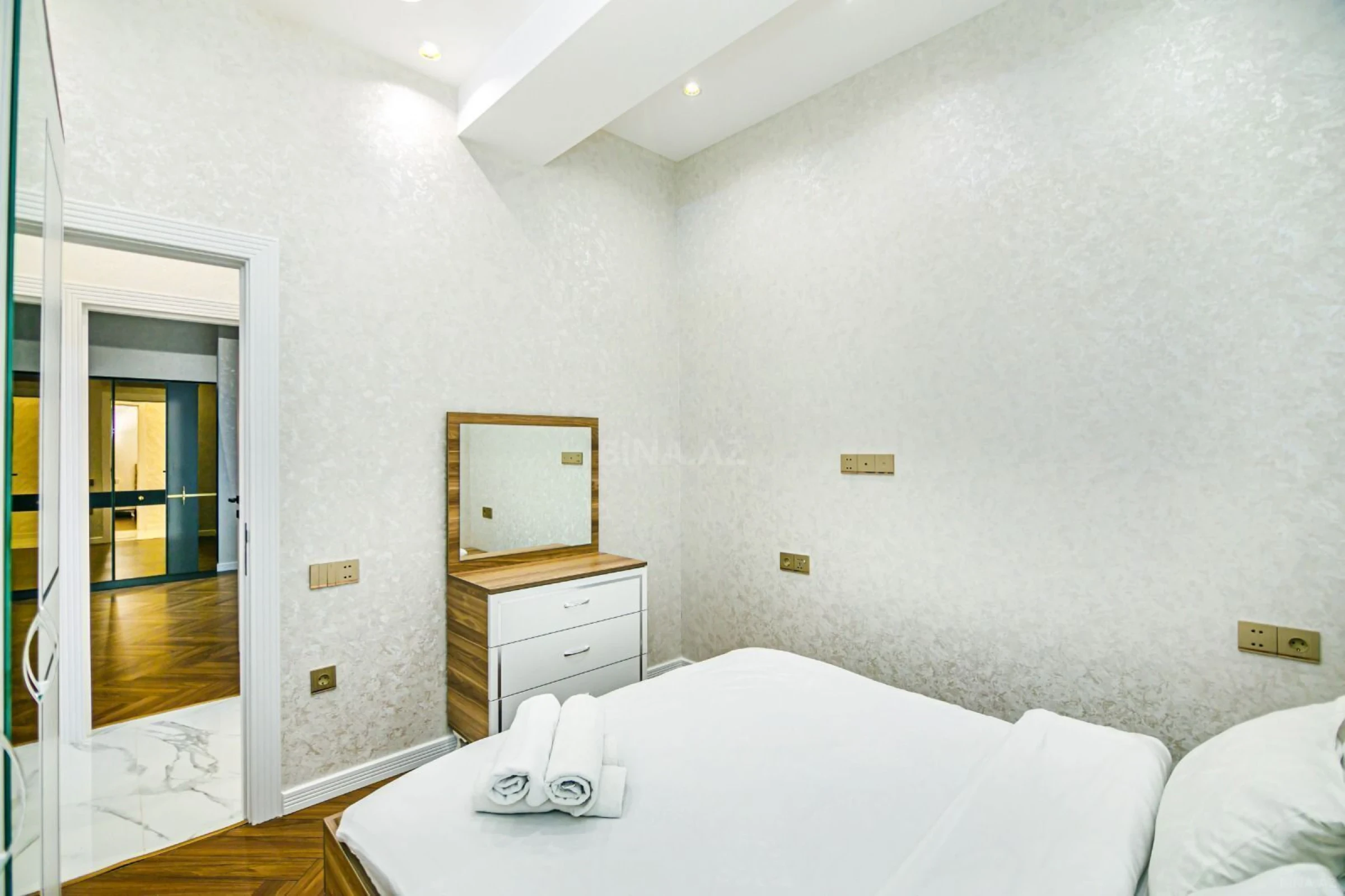 Kirayə verilir 4 otaqlı mənzil 145 m²