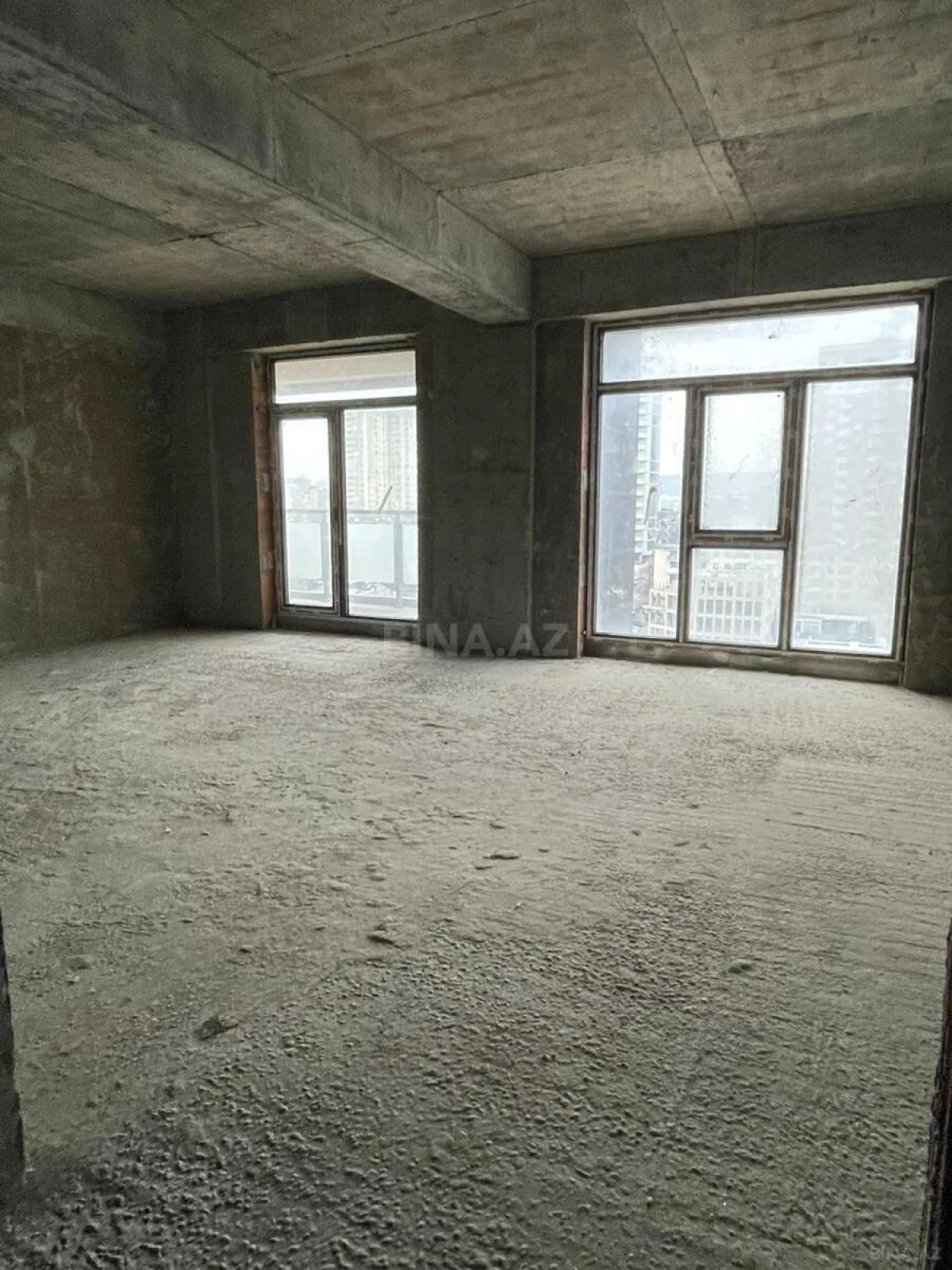 Satılır 3 otaqlı mənzil 185 m²