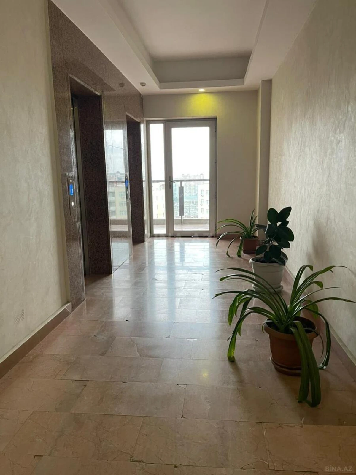 Satılır 3 otaqlı mənzil 185 m²