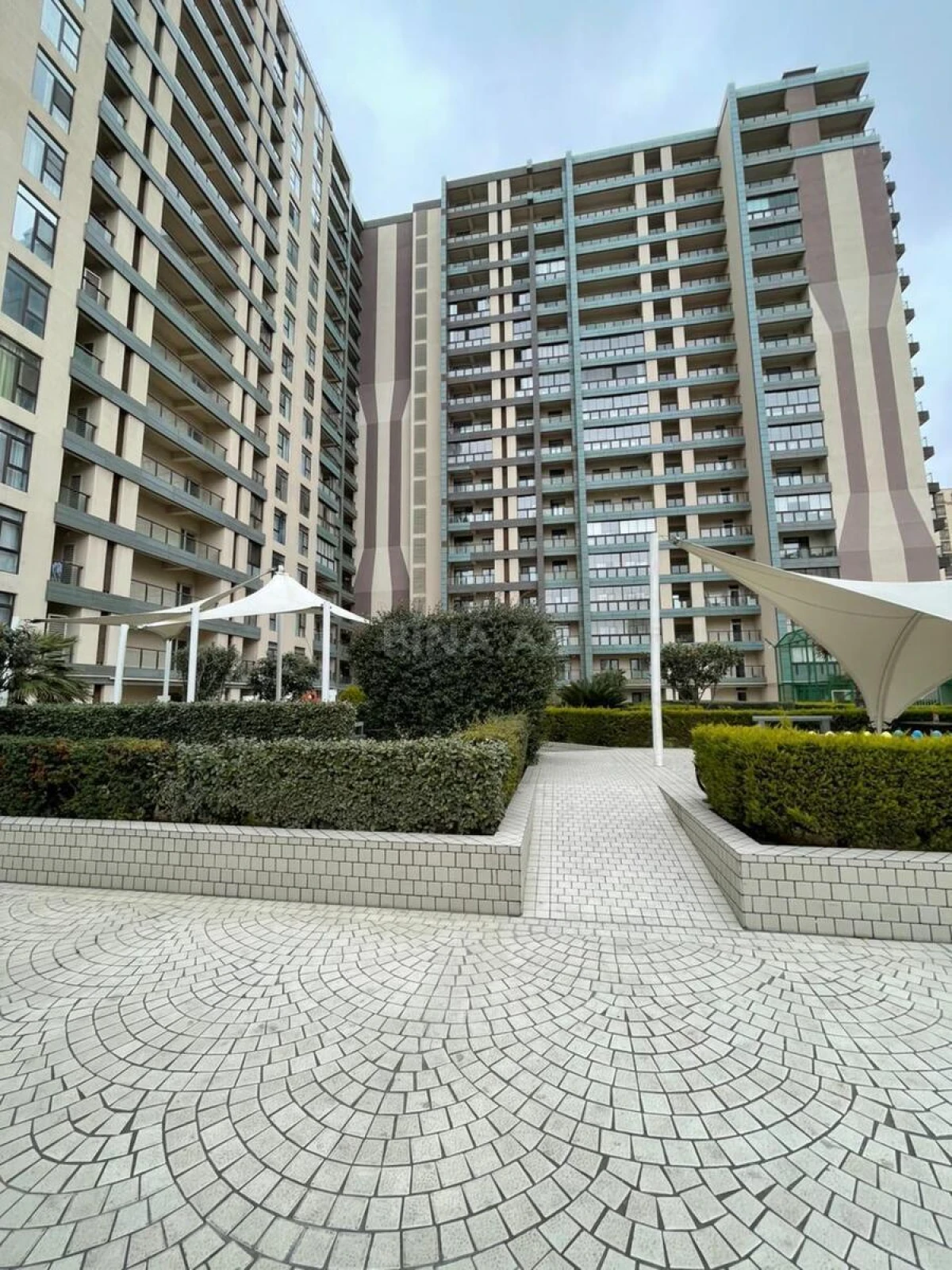 Satılır 3 otaqlı mənzil 185 m²