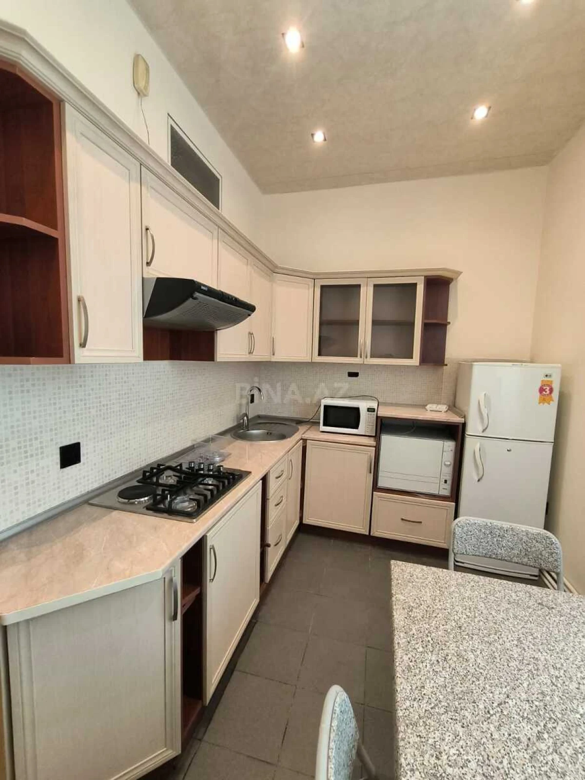 Kirayə verilir 2 otaqlı mənzil 115 m²