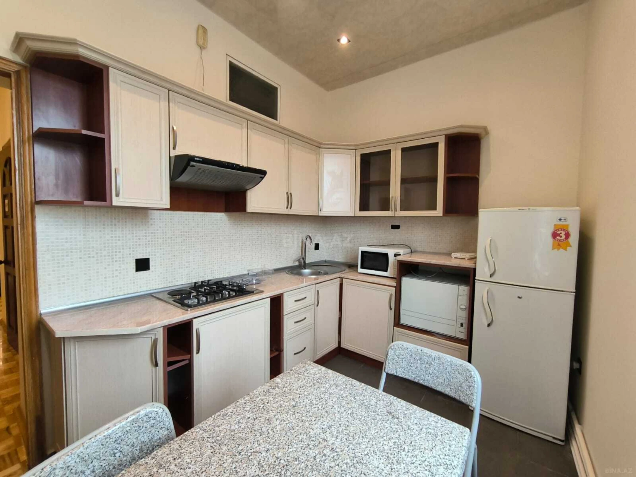 Kirayə verilir 2 otaqlı mənzil 115 m²