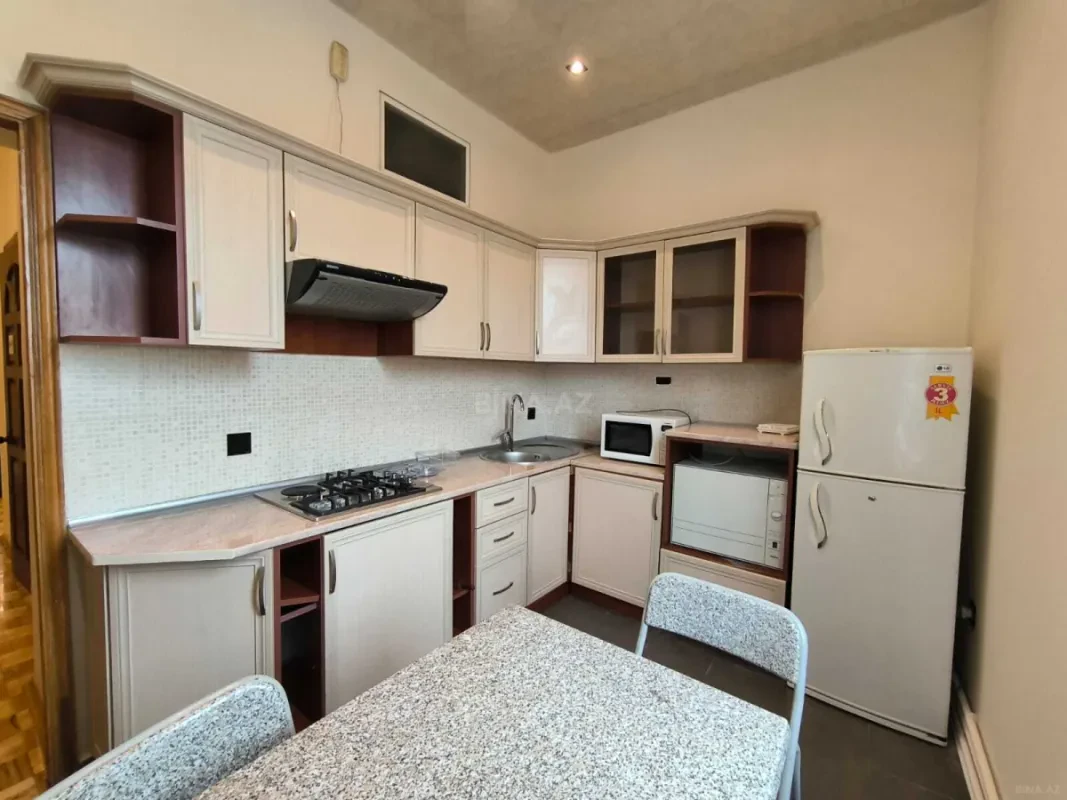Kirayə verilir 2 otaqlı mənzil 115 m²