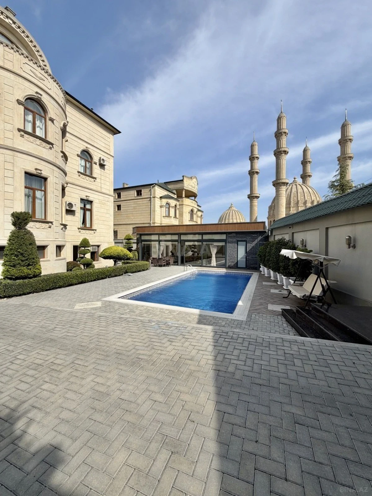 Satılır 7 otaqlı həyət evi 1280 m²