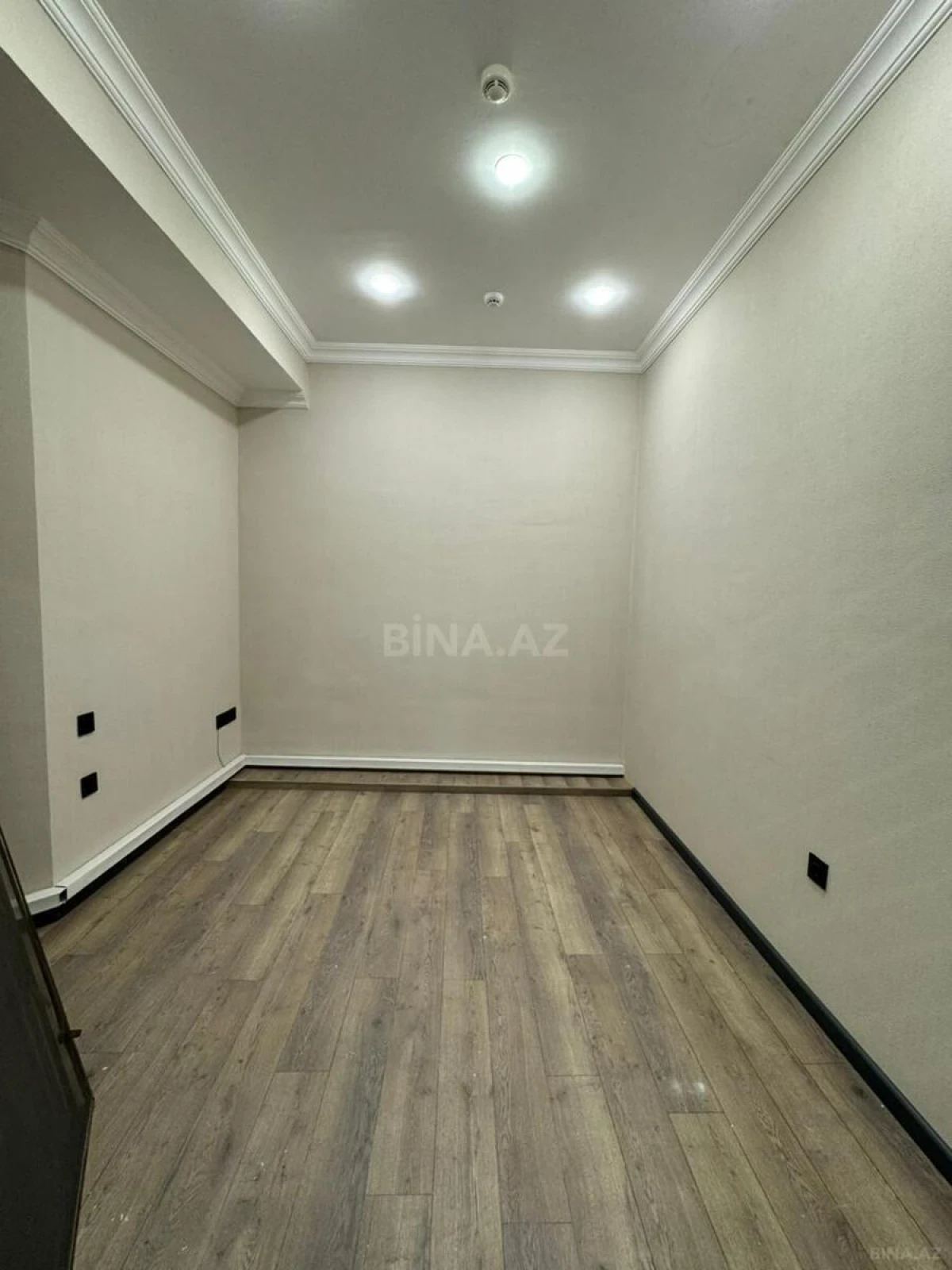 Satılır 5 otaqlı ofis 330 m²