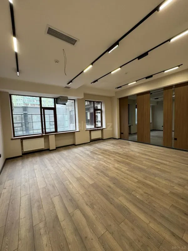 Satılır 5 otaqlı ofis 330 m²