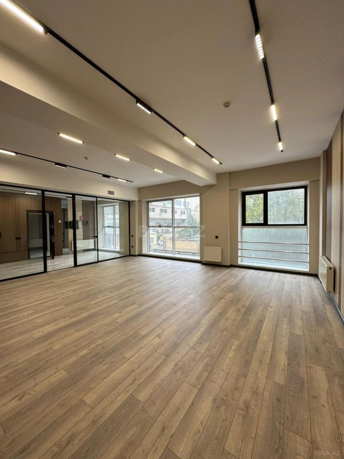 Satılır 5 otaqlı ofis 330 m²