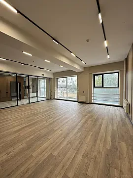 Satılır 5 otaqlı ofis 330 m²