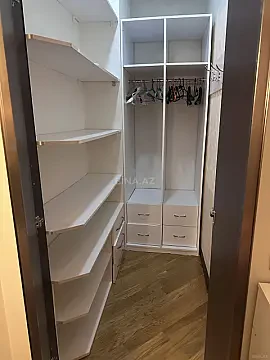 Satılır 3 otaqlı mənzil 178 m²