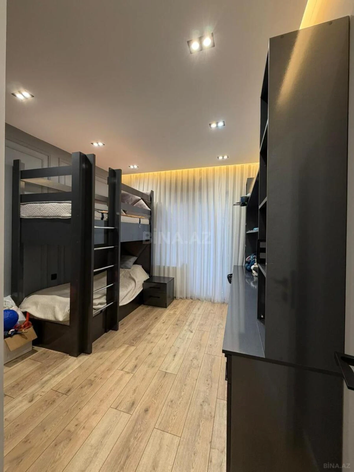 Satılır 5 otaqlı mənzil 120 m²