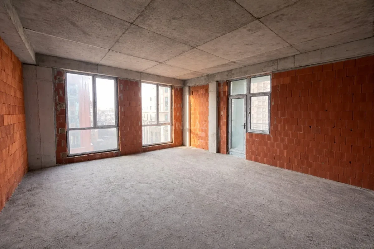 Satılır 4 otaqlı mənzil 220 m²