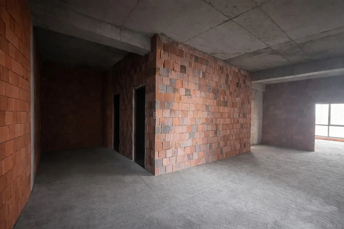 Satılır 4 otaqlı mənzil 220 m²