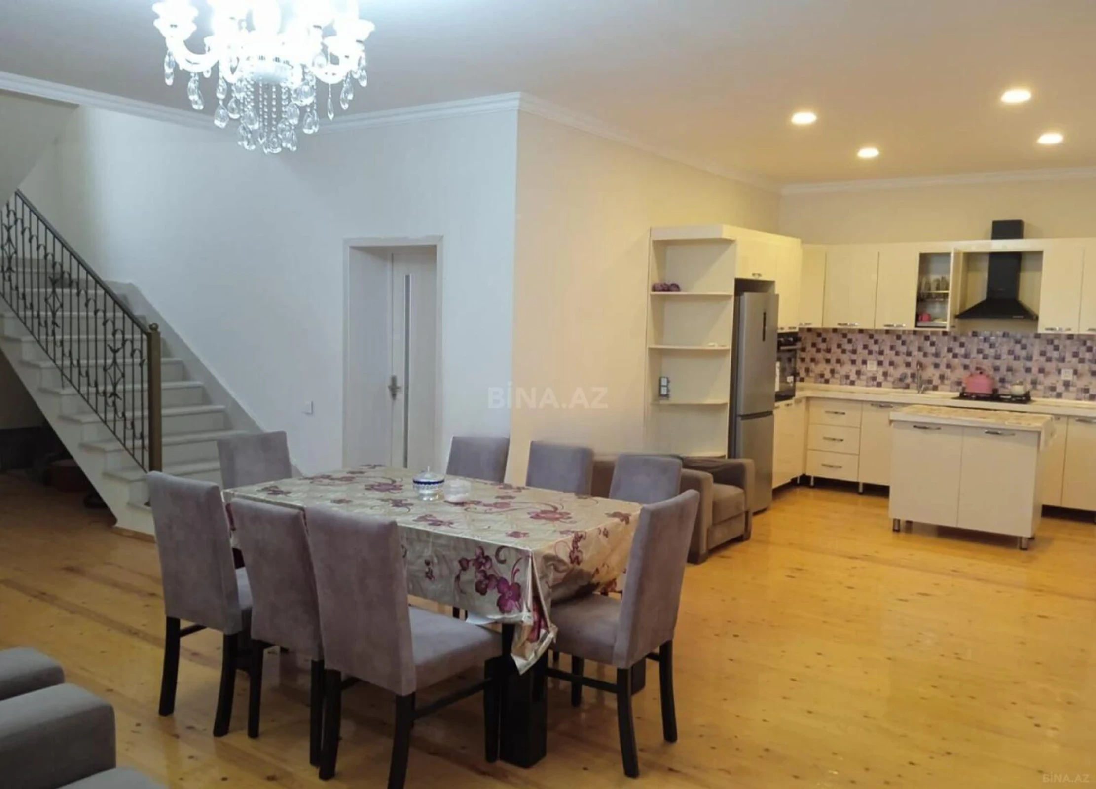Satılır 6 otaqlı həyət evi 200 m²