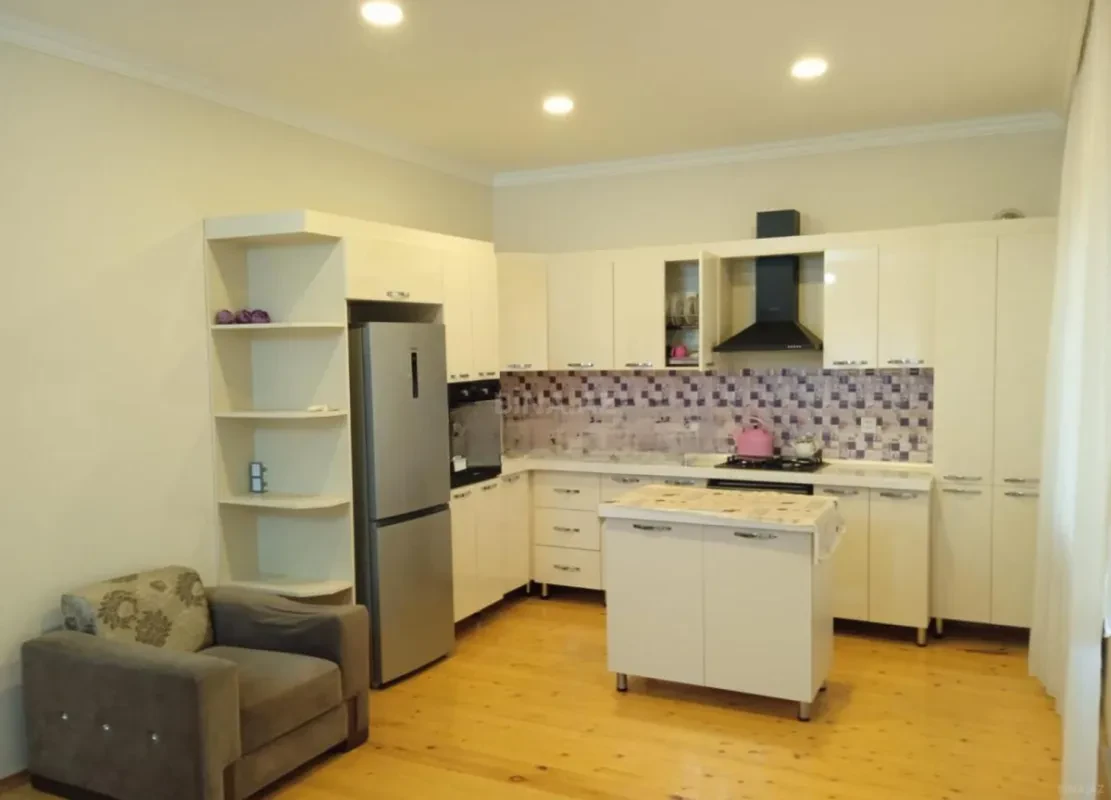 Satılır 6 otaqlı həyət evi 200 m²