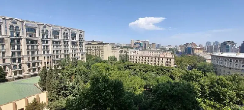 Satılır 3 otaqlı mənzil 179 m²