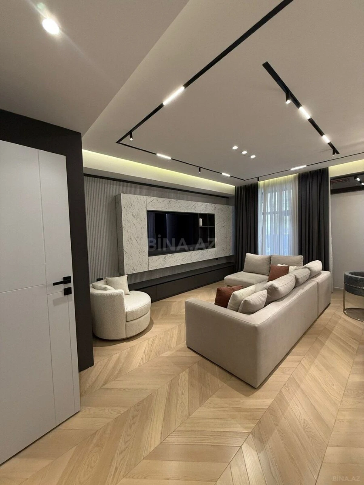 Satılır 3 otaqlı mənzil 135 m²