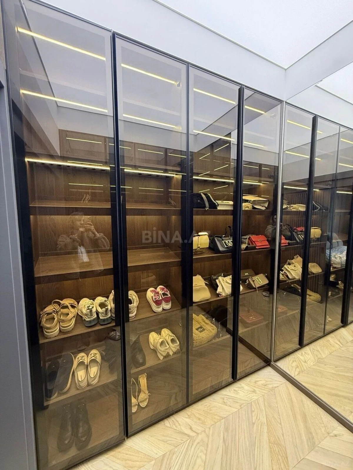Satılır 3 otaqlı mənzil 135 m²