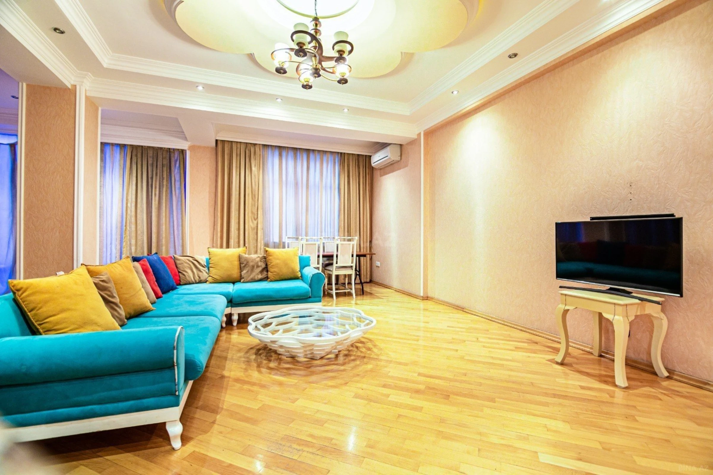 Kirayə verilir 2 otaqlı mənzil 120 m²