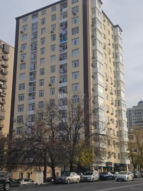 Satılır 4 otaqlı mənzil 185 m²