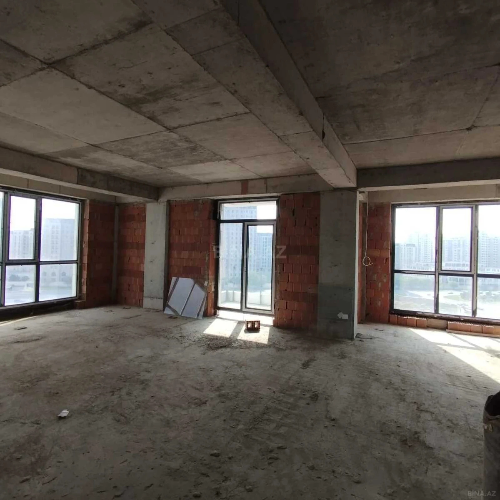 Satılır 3 otaqlı mənzil 126.8 m²