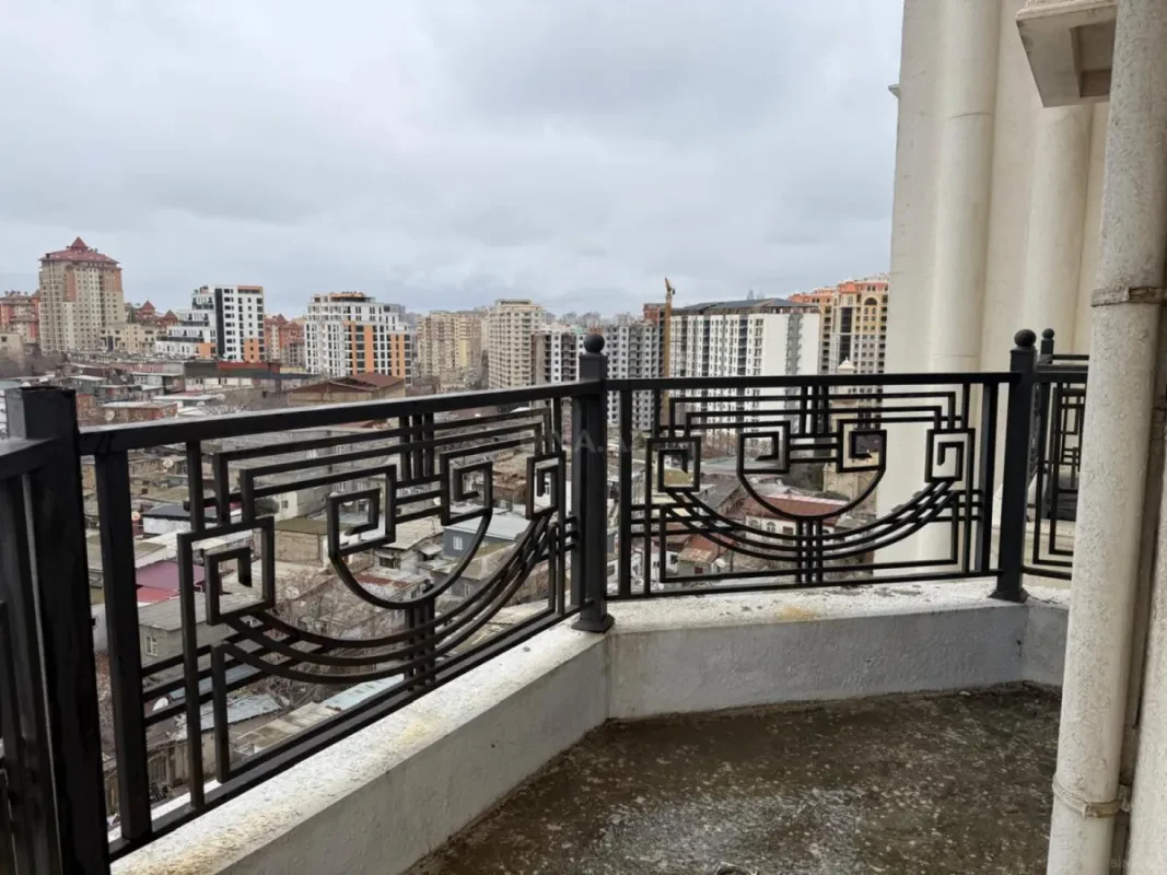 Satılır 3 otaqlı mənzil 168 m²