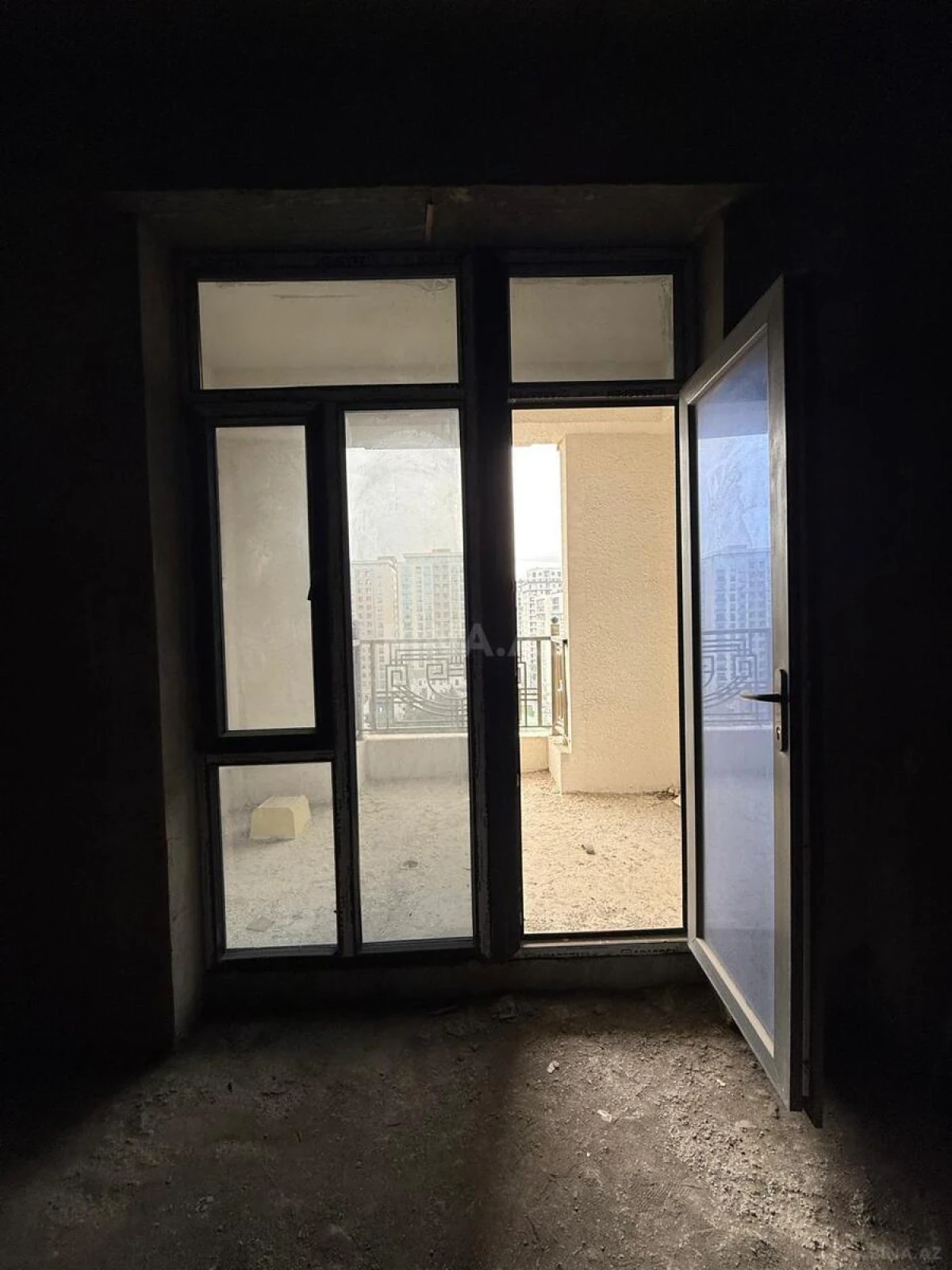 Satılır 3 otaqlı mənzil 168 m²