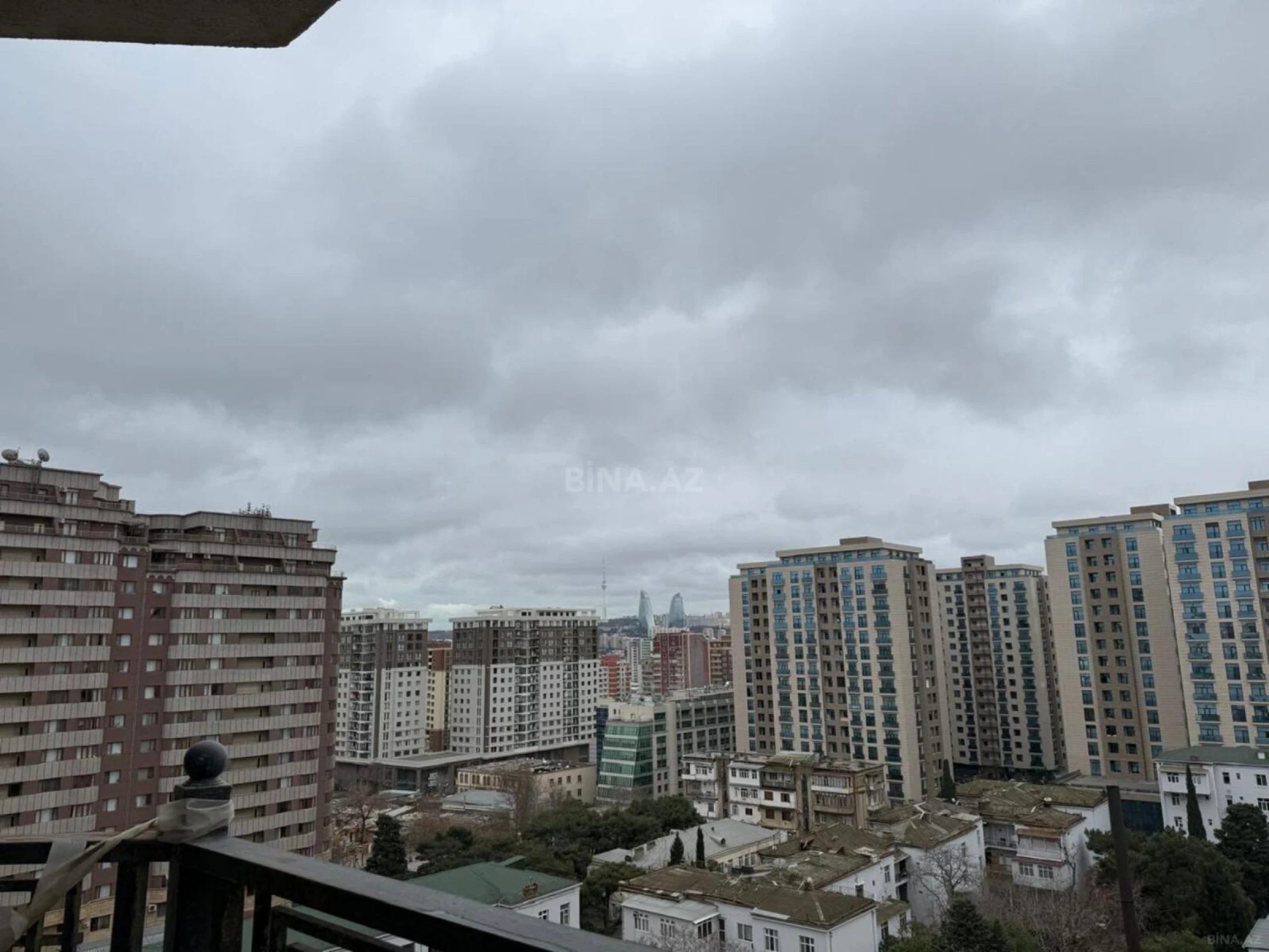 Satılır 3 otaqlı mənzil 168 m²