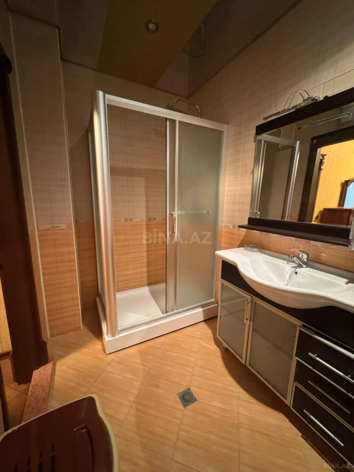 Kirayə verilir 4 otaqlı mənzil 200 m²