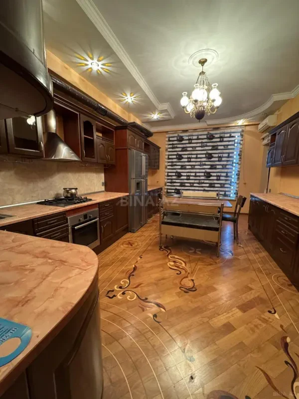 Kirayə verilir 4 otaqlı mənzil 200 m²