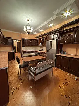 Kirayə verilir 4 otaqlı mənzil 200 m²