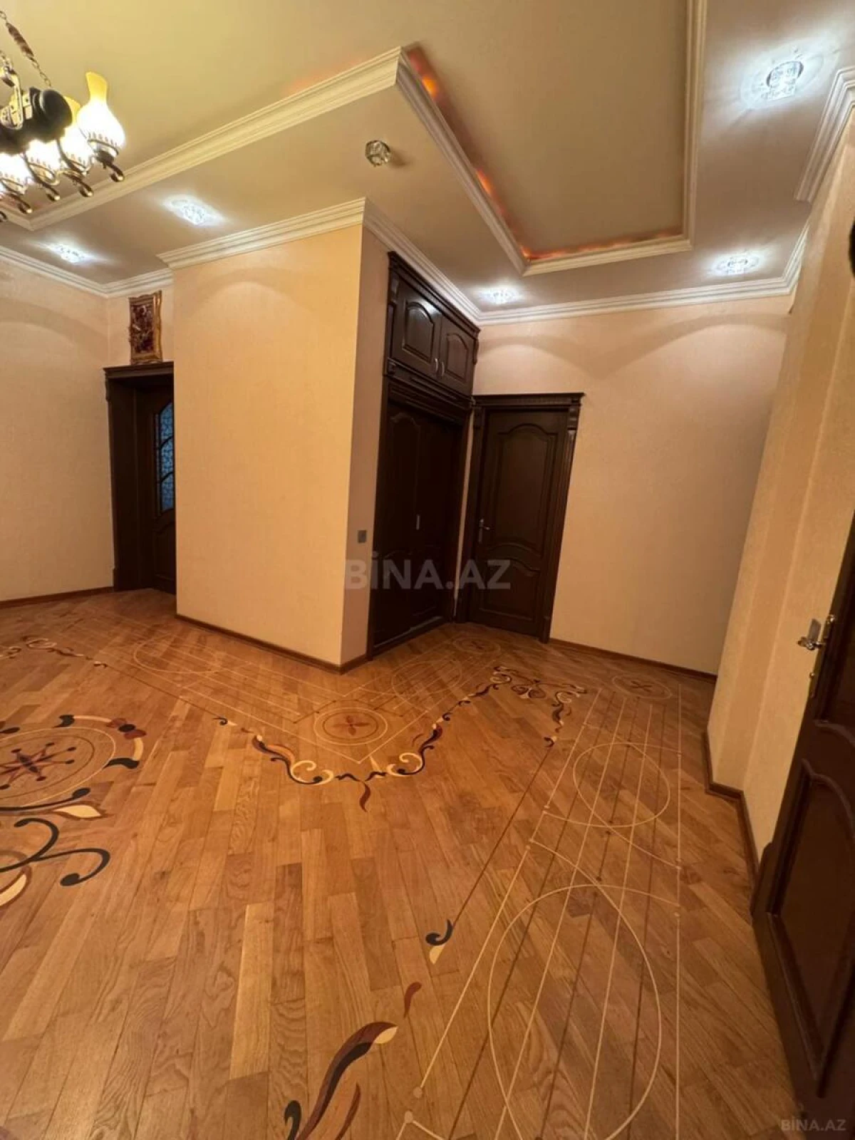 Kirayə verilir 4 otaqlı mənzil 200 m²
