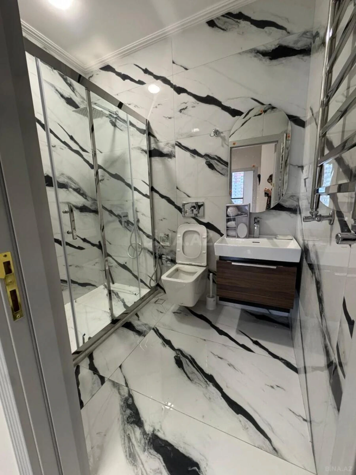 Kirayə verilir 4 otaqlı mənzil 190 m²