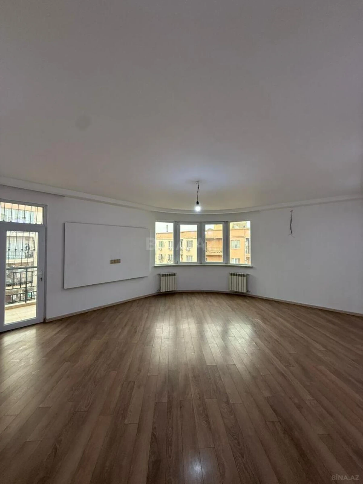 Satılır 2 otaqlı mənzil 93 m²