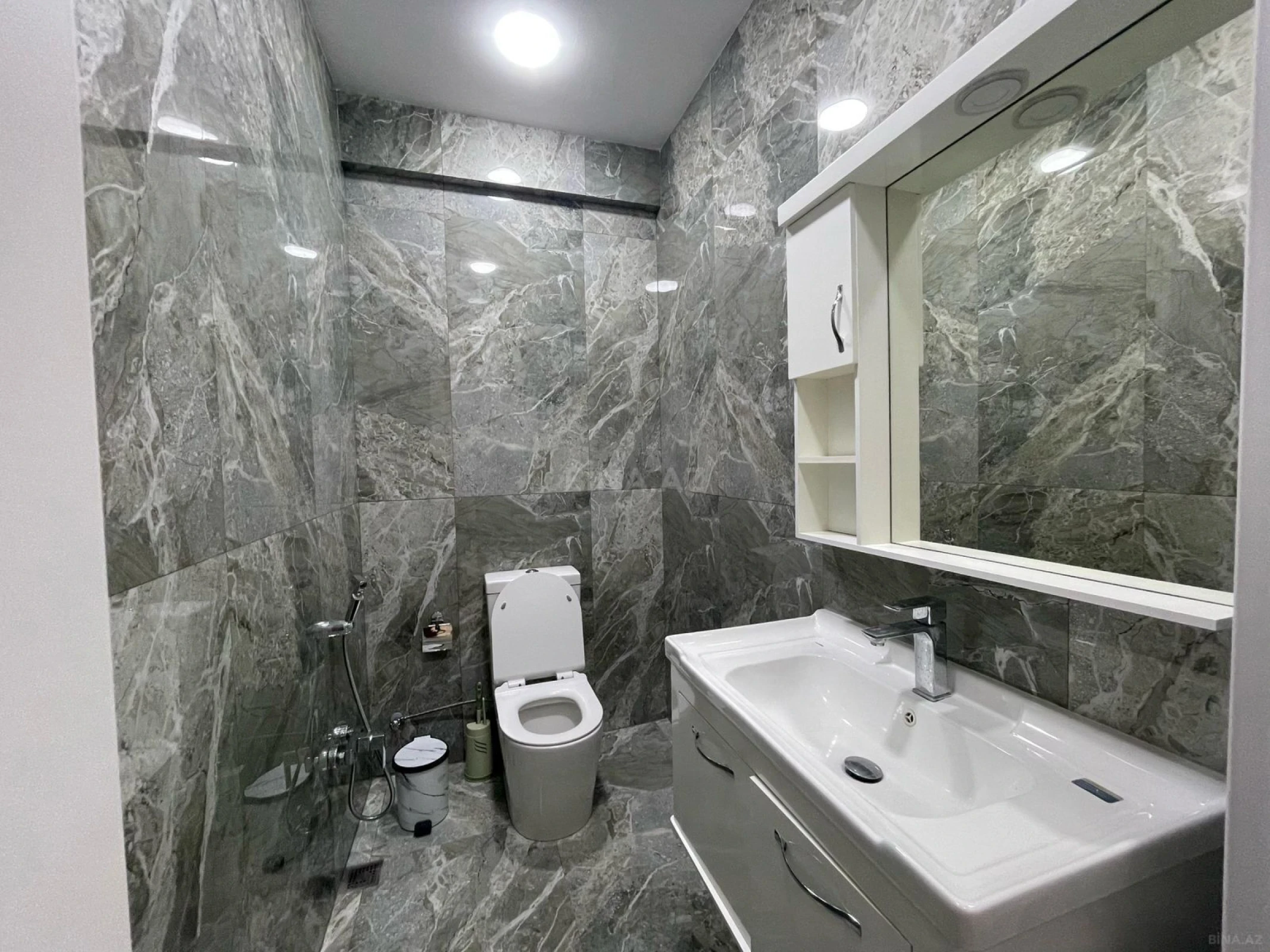 Kirayə verilir 2 otaqlı mənzil 118 m²