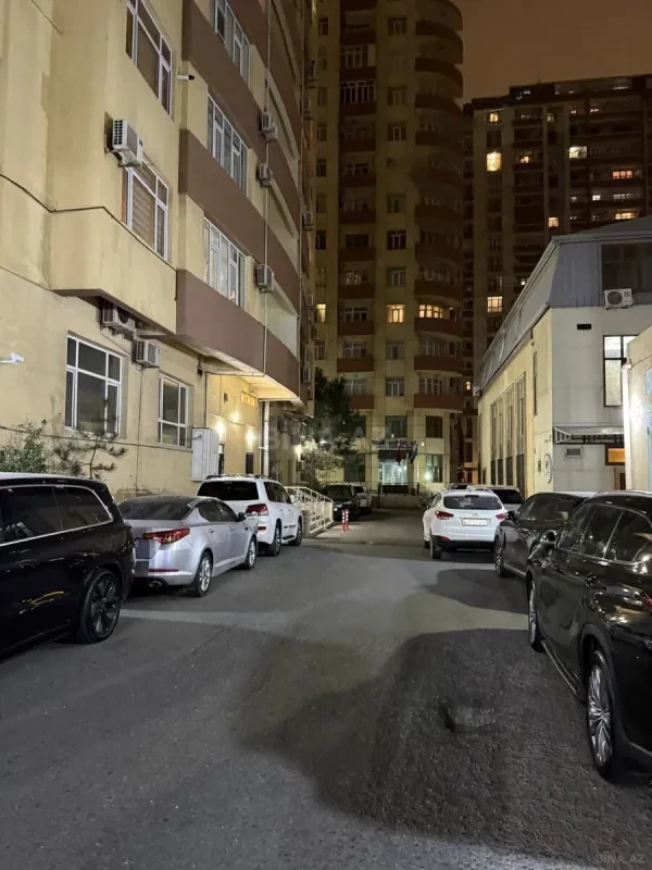 Satılır 4 otaqlı mənzil 175 m²