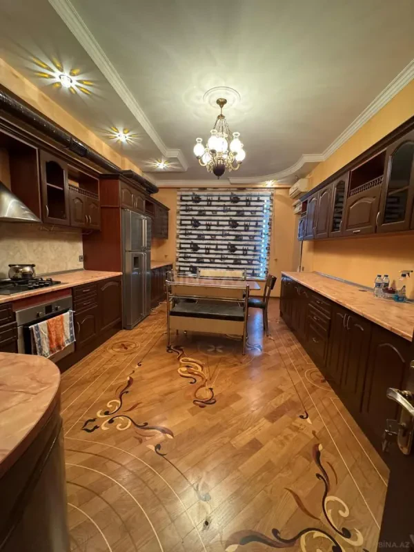 Kirayə verilir 4 otaqlı mənzil 200 m²