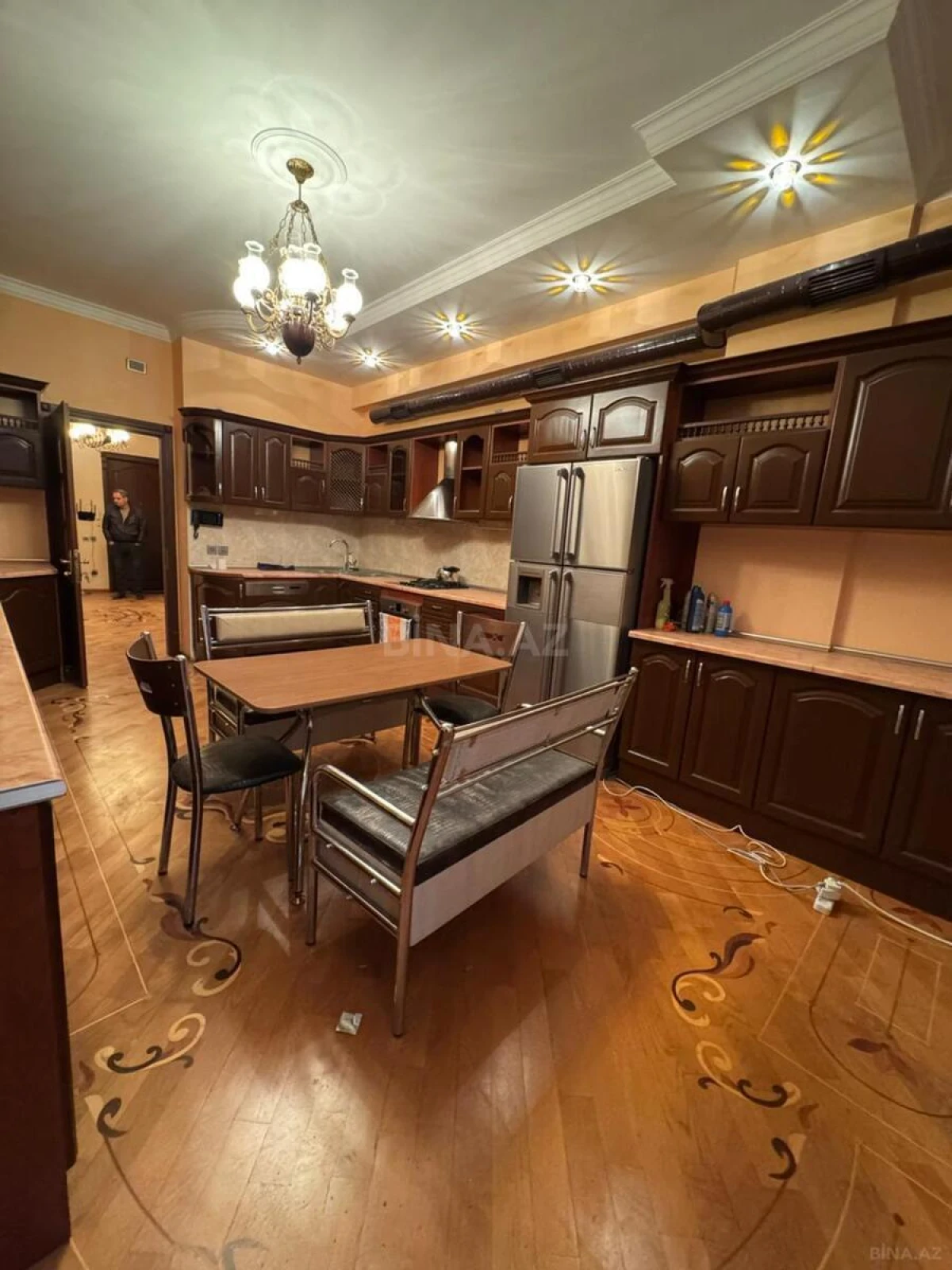 Kirayə verilir 4 otaqlı mənzil 200 m²